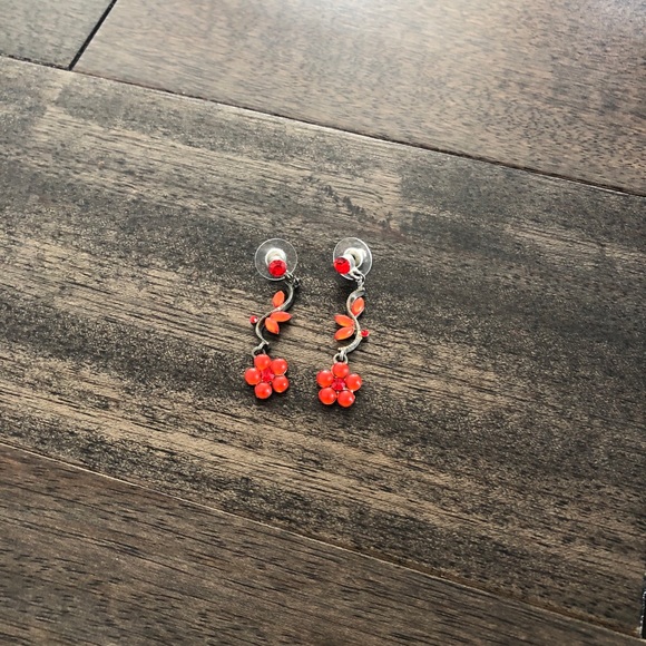 🌻3/$15 free ahipping Red flower earrings - Picture 2 of 3